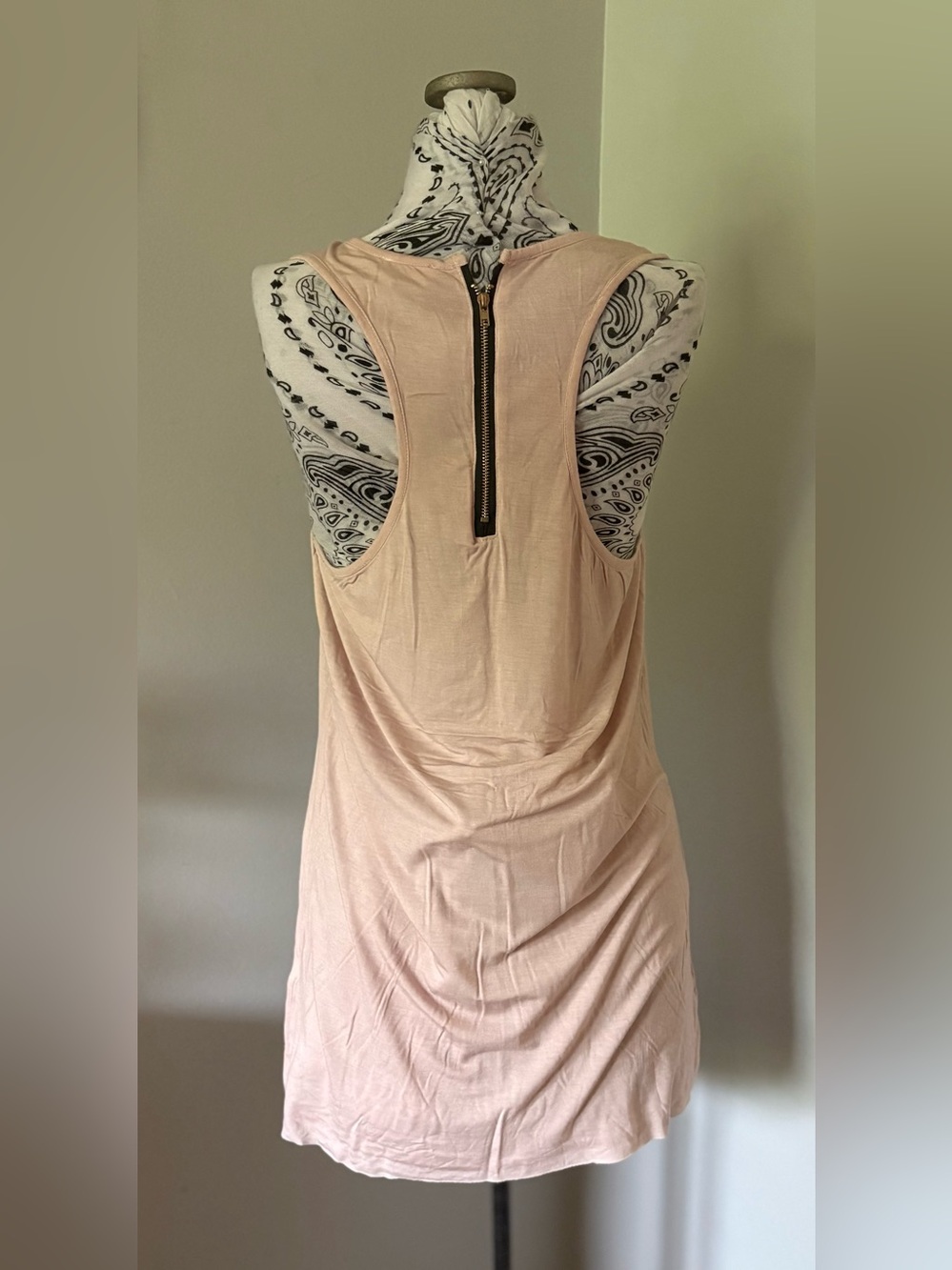 Women’s Scoop Neck Sleeveless Tank in Blush with Zip Pocket - Picture 4 of 7